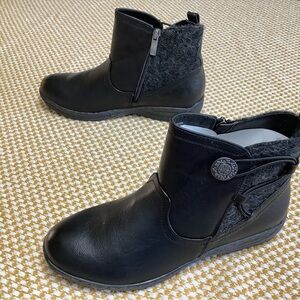 Avenue Cloudwalker by Avenue western ankle boots black size 10W New.